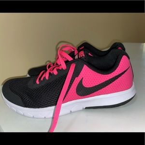 Size 7 womens = size 5.5 youth Nike Sneakers